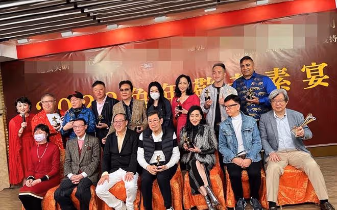 陳百祥攜妻參加全素宴,向老人們大派紅包送祝福,染白髮好時髦
