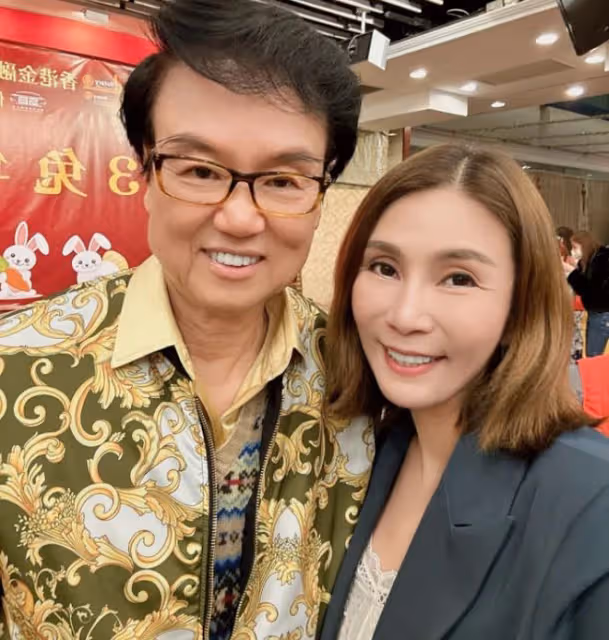 陳百祥攜妻參加全素宴,向老人們大派紅包送祝福,染白髮好時髦