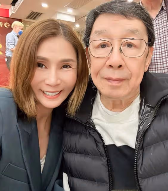 陳百祥攜妻參加全素宴,向老人們大派紅包送祝福,染白髮好時髦