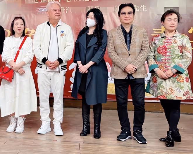 陳百祥攜妻參加全素宴,向老人們大派紅包送祝福,染白髮好時髦