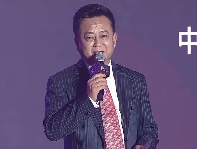 朱軍工作全面復甦!勝訴弦子後首次登台主持,一臉滄桑卻氣場強大