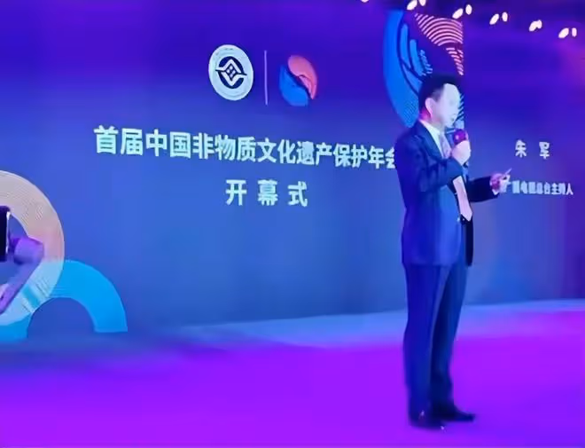 朱軍工作全面復甦!勝訴弦子後首次登台主持,一臉滄桑卻氣場強大