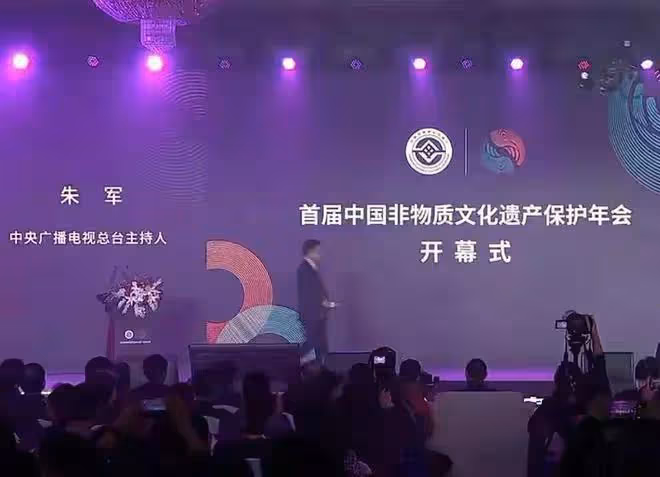 朱軍工作全面復甦!勝訴弦子後首次登台主持,一臉滄桑卻氣場強大