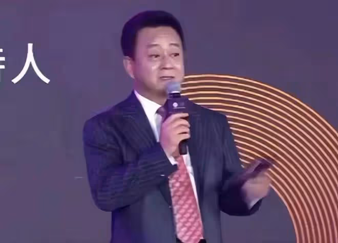朱軍工作全面復甦!勝訴弦子後首次登台主持,一臉滄桑卻氣場強大
