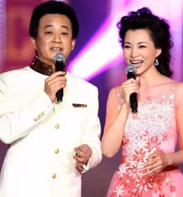 朱軍工作全面復甦!勝訴弦子後首次登台主持,一臉滄桑卻氣場強大