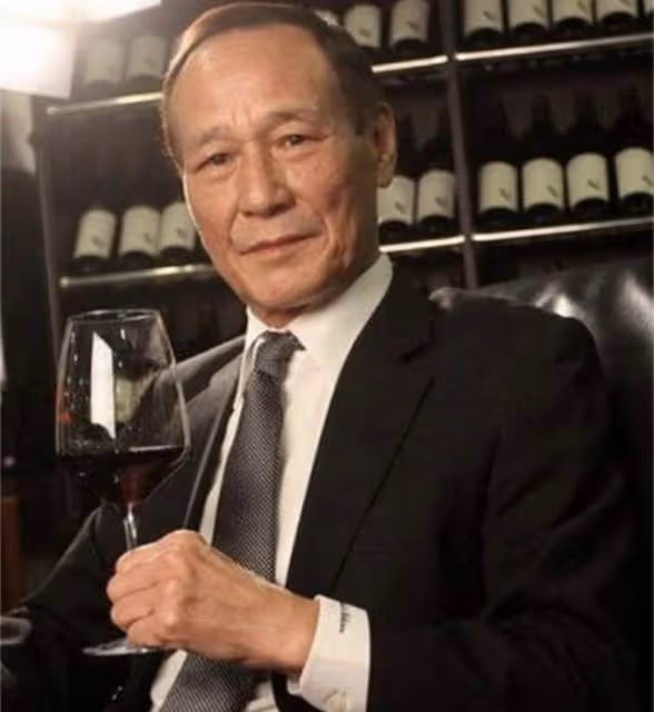 76歲港星陳惠敏與林威豪飲白酒!擺滿桌名酒太氣派,3年前患肺癌