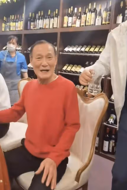 76歲港星陳惠敏與林威豪飲白酒!擺滿桌名酒太氣派,3年前患肺癌