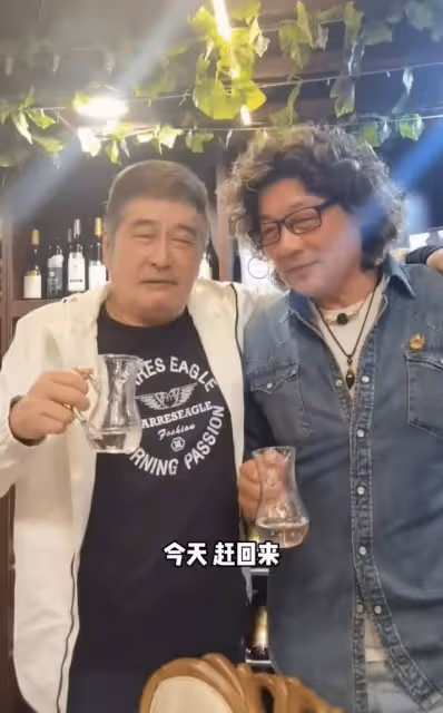 76歲港星陳惠敏與林威豪飲白酒!擺滿桌名酒太氣派,3年前患肺癌