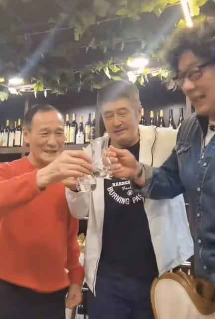 76歲港星陳惠敏與林威豪飲白酒!擺滿桌名酒太氣派,3年前患肺癌