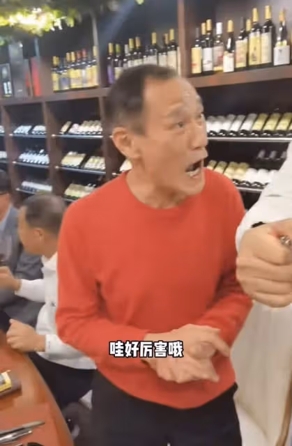 76歲港星陳惠敏與林威豪飲白酒!擺滿桌名酒太氣派,3年前患肺癌