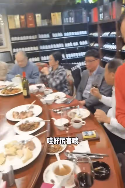76歲港星陳惠敏與林威豪飲白酒!擺滿桌名酒太氣派,3年前患肺癌