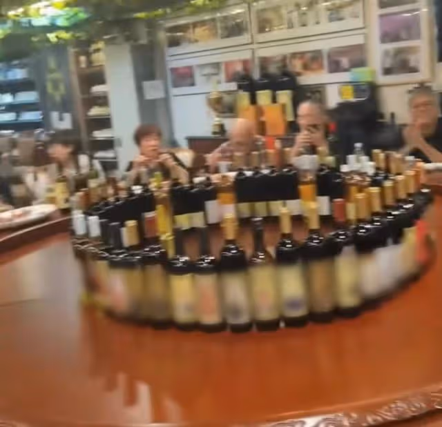 76歲港星陳惠敏與林威豪飲白酒!擺滿桌名酒太氣派,3年前患肺癌