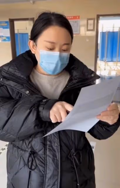 35歲「丫蛋」懷三胎男孩,挺八個月大孕肚做產檢,小鵬飛笑逐顏開