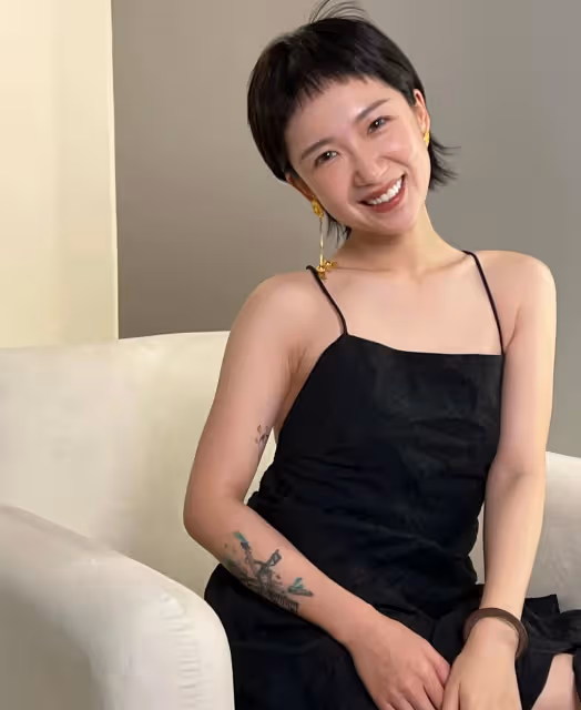 郝劭文攜二婚妻子返台,林寧瑞與公婆隔馬路比心,7歲女兒未同行