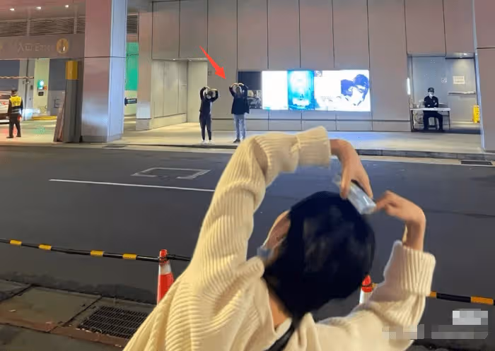 郝劭文攜二婚妻子返台,林寧瑞與公婆隔馬路比心,7歲女兒未同行