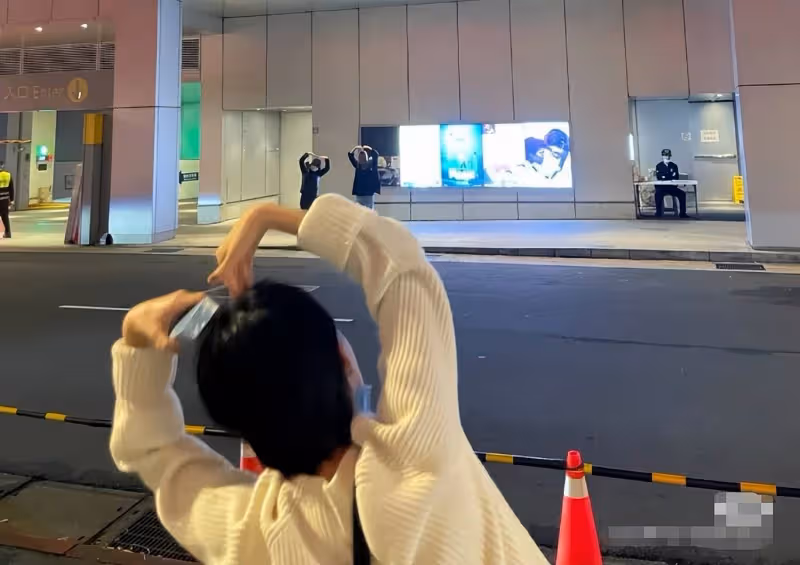 郝劭文攜二婚妻子返台,林寧瑞與公婆隔馬路比心,7歲女兒未同行