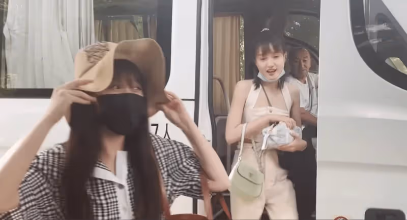 李小璐與李小宅同框熱舞!小12歲堂妹「超女」出身,現轉行當主播