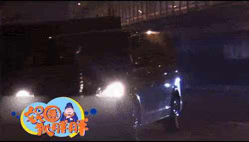 王學兵夫婦接兒子放學,8歲Dida性格活潑,張璇貼心替愛子背書包