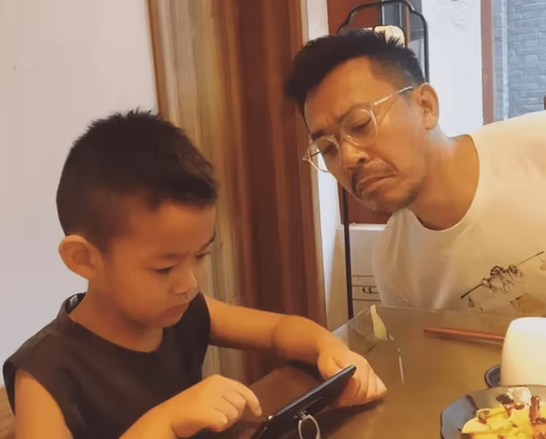 王學兵夫婦接兒子放學,8歲Dida性格活潑,張璇貼心替愛子背書包