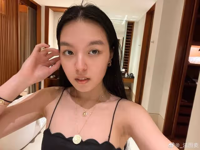 李詠20歲女兒曬照秀鎖骨,定居美國上大三,哈文陪其海島悠閒度假