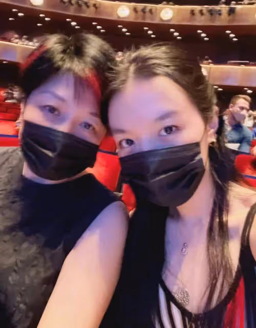 李詠20歲女兒曬照秀鎖骨,定居美國上大三,哈文陪其海島悠閒度假