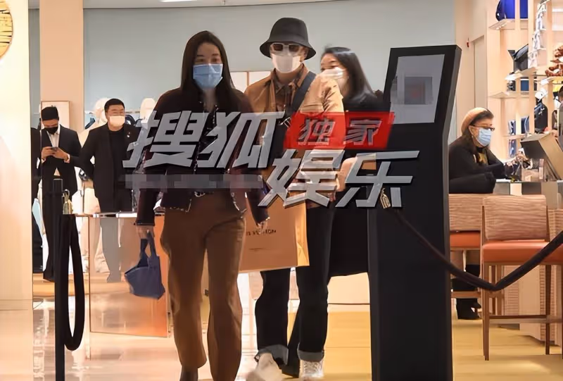 段奕宏夫婦購物被拍，日籍太太胖到認不出，結婚11年約定做丁克