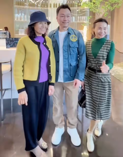 TVB視帝黎耀祥回中山,被一群富婆圍著合影人氣高,已在當地買房