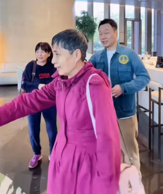 TVB視帝黎耀祥回中山,被一群富婆圍著合影人氣高,已在當地買房