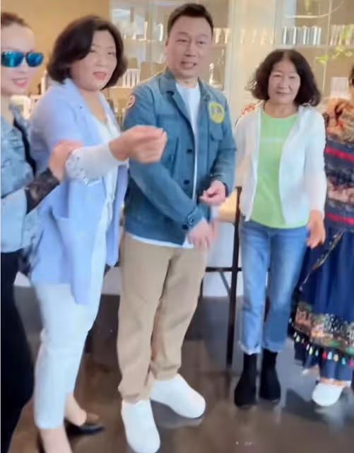 TVB視帝黎耀祥回中山,被一群富婆圍著合影人氣高,已在當地買房