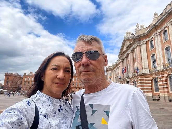 58歲混血女神罕露面變化大!嫁洋老公移居國外,模特女兒繼承美貌