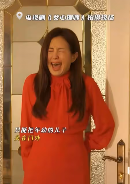 楊童舒曬紅裙照,一頭烏黑濃密大波浪風韻猶存,曾跟於和偉傳緋聞