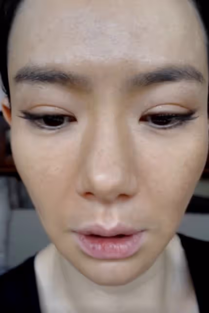 戚薇發文告別新劇角色,曬無濾鏡懟臉拍,肌膚粗糙泛油光太真實