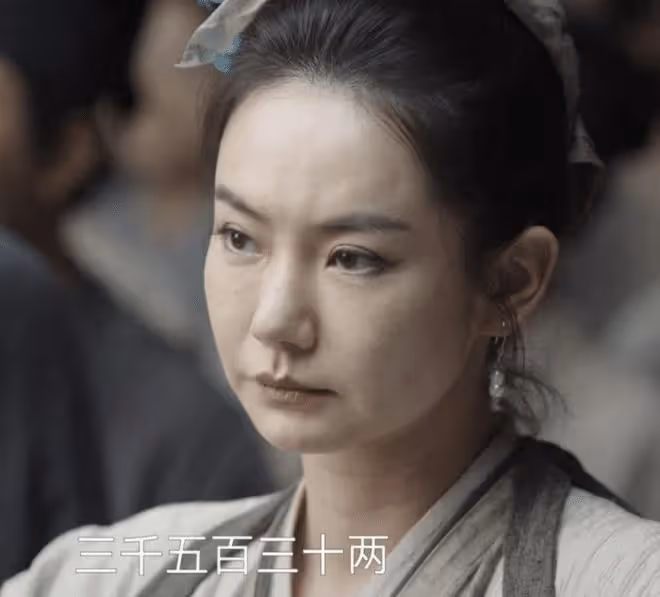 戚薇發文告別新劇角色,曬無濾鏡懟臉拍,肌膚粗糙泛油光太真實
