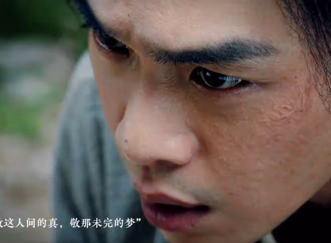 戚薇發文告別新劇角色,曬無濾鏡懟臉拍,肌膚粗糙泛油光太真實