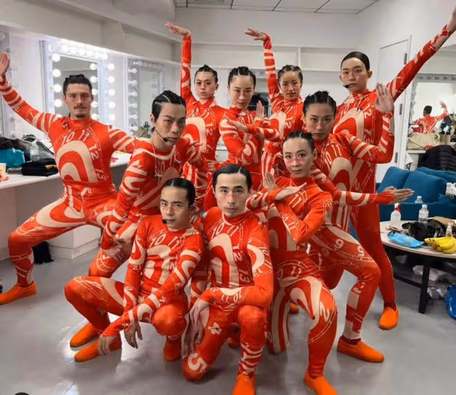 周華健混血兒子演歌劇!梳沖天辮造型太奇特,鬍子拉碴不像90後