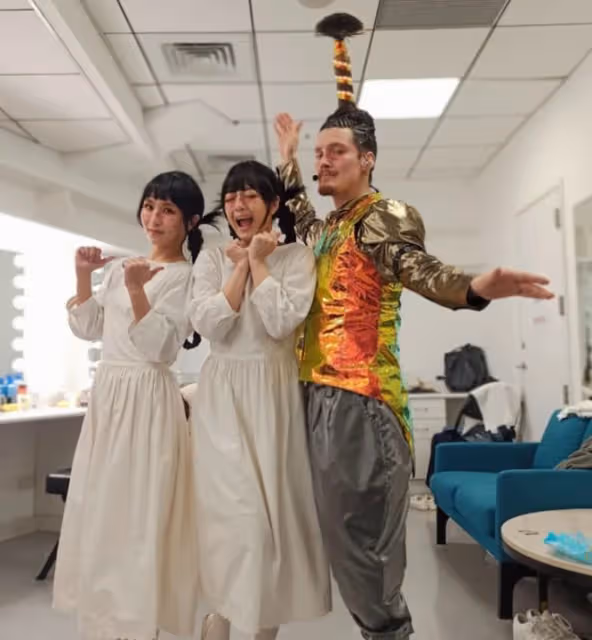 周華健混血兒子演歌劇!梳沖天辮造型太奇特,鬍子拉碴不像90後