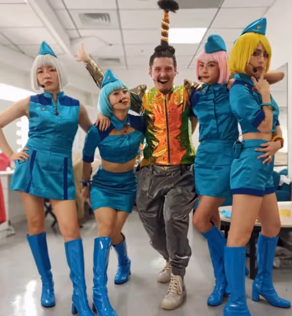 周華健混血兒子演歌劇!梳沖天辮造型太奇特,鬍子拉碴不像90後
