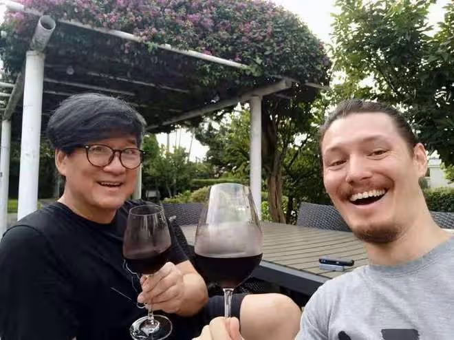 周華健混血兒子演歌劇!梳沖天辮造型太奇特,鬍子拉碴不像90後
