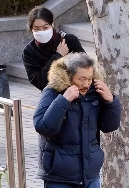 八年了,她還沒和老頭分手?