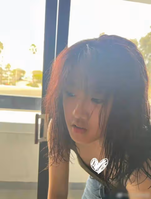 賈靜雯大女兒曬近照刻意秀事業線引爭議,生母生父繼父均管不了