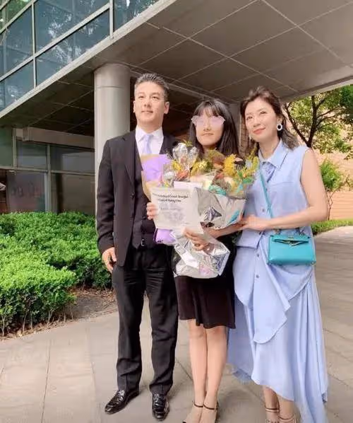 賈靜雯大女兒曬近照刻意秀事業線引爭議,生母生父繼父均管不了