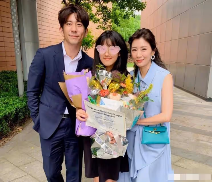 賈靜雯大女兒曬近照刻意秀事業線引爭議,生母生父繼父均管不了