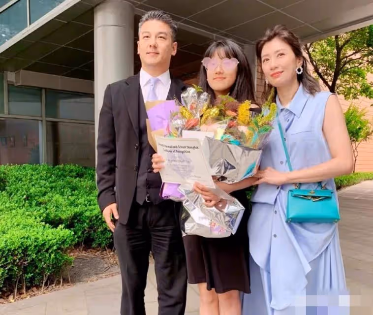 賈靜雯大女兒曬近照刻意秀事業線引爭議,生母生父繼父均管不了