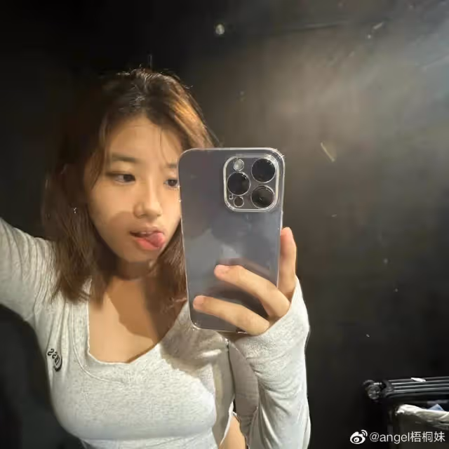 賈靜雯大女兒曬近照刻意秀事業線引爭議,生母生父繼父均管不了