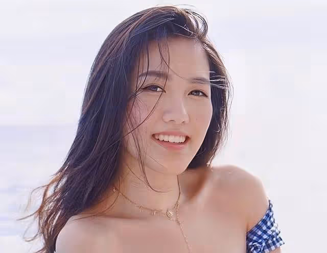 香港知名星二代曬豐滿好身材!兼職做網紅人氣高,一家都是高顏值