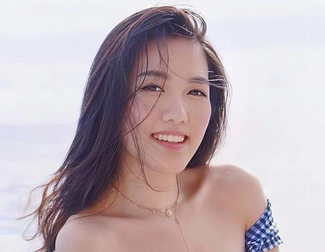 香港知名星二代曬豐滿好身材!兼職做網紅人氣高,一家都是高顏值
