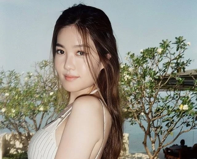 香港知名星二代曬豐滿好身材!兼職做網紅人氣高,一家都是高顏值