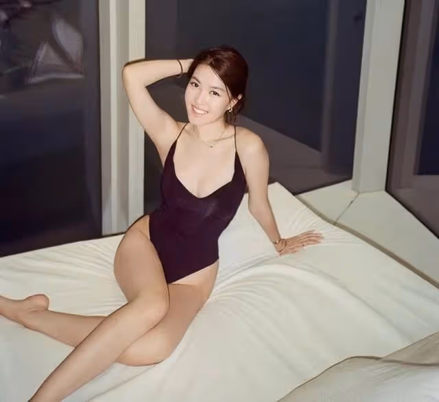 香港知名星二代曬豐滿好身材!兼職做網紅人氣高,一家都是高顏值