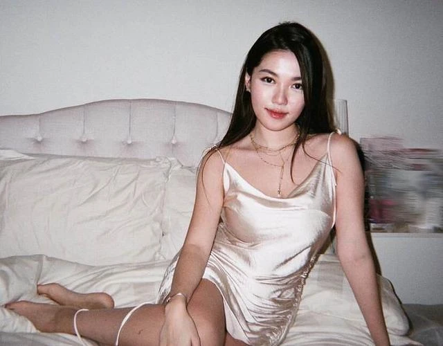 香港知名星二代曬豐滿好身材!兼職做網紅人氣高,一家都是高顏值