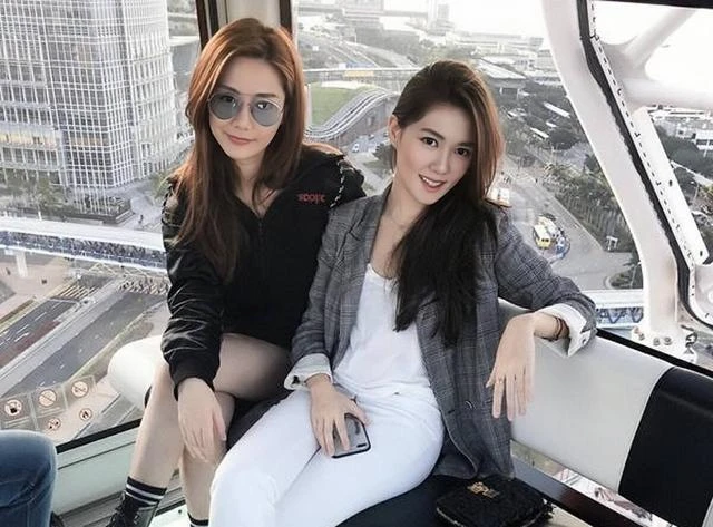 香港知名星二代曬豐滿好身材!兼職做網紅人氣高,一家都是高顏值